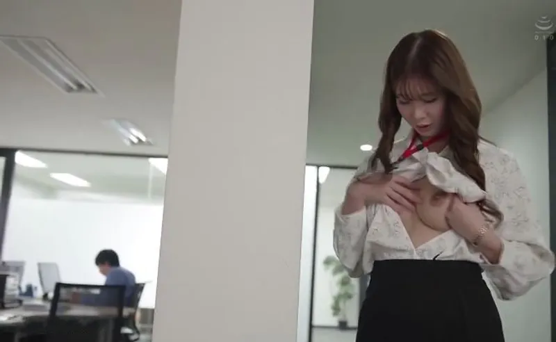 Bí ẩn đằng sau cô nhân viên trang nghiêm bề ngoài, hóa ra là "nữ hoàng dâm đãng" đích thực.